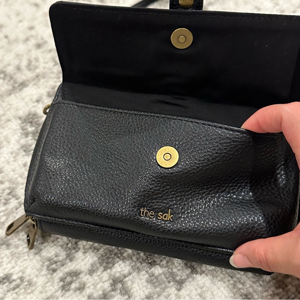 The Sak Sequoia Extra Large Smartphone Black Leather Crossbody Bag Purse - Picture 5 of 9